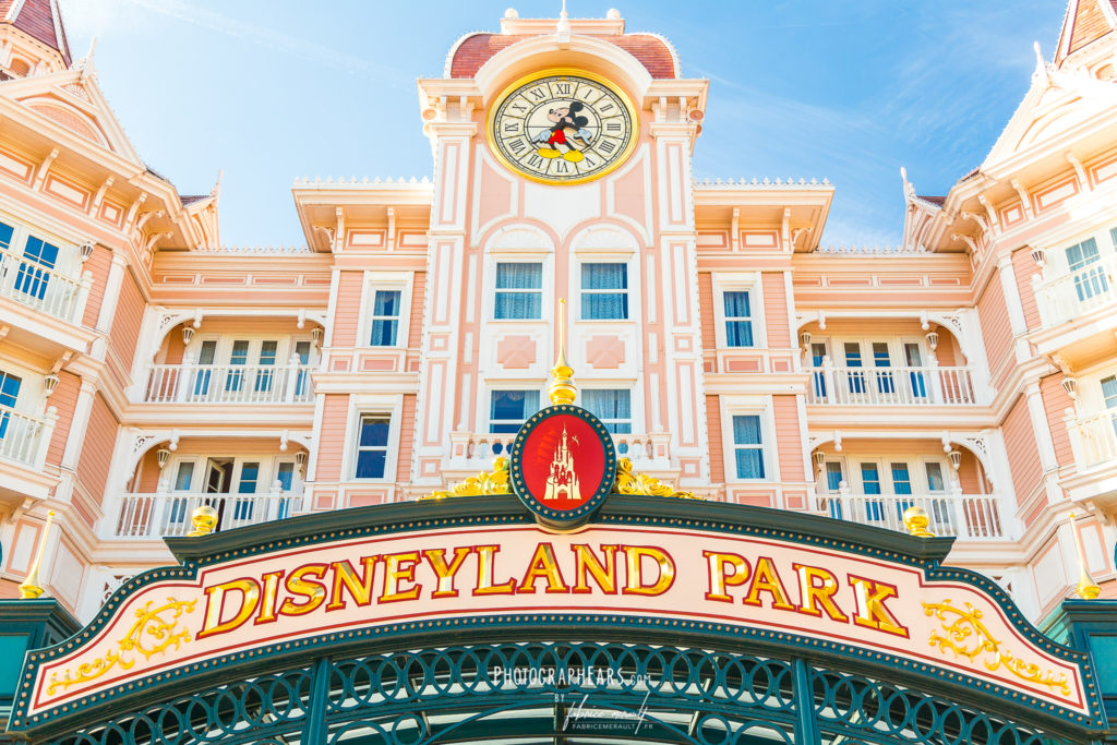 Entrée du parc Disneyland Paris, sous le Disneyland Hôtel