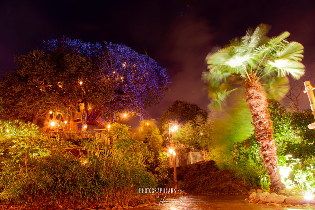 Adventureland et la Cabane des Robinson, durant la soirée d'Halloween