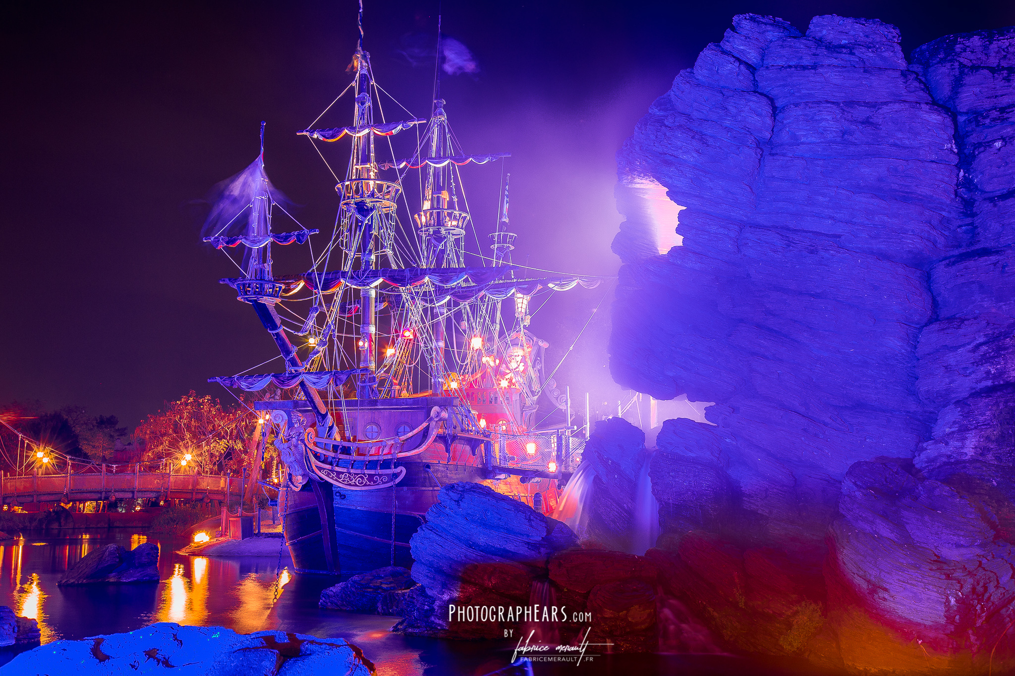Adventureland, le bateau des Pirates, la nuit