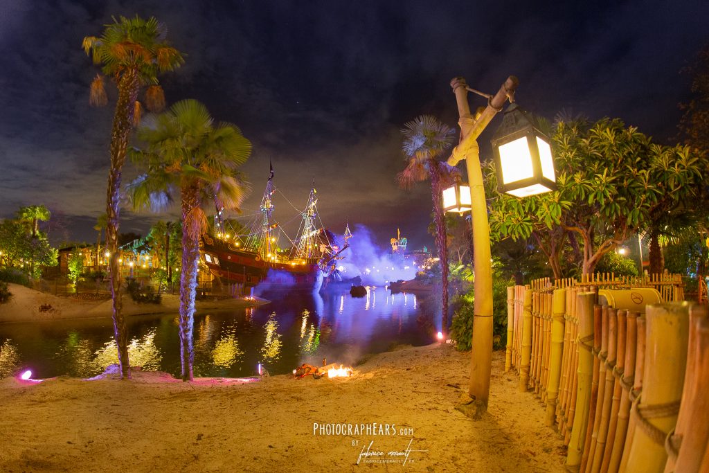 Adventureland, le Galion et la Plage des Pirates, lors de la soirée Disneyland Halloween Party 2018