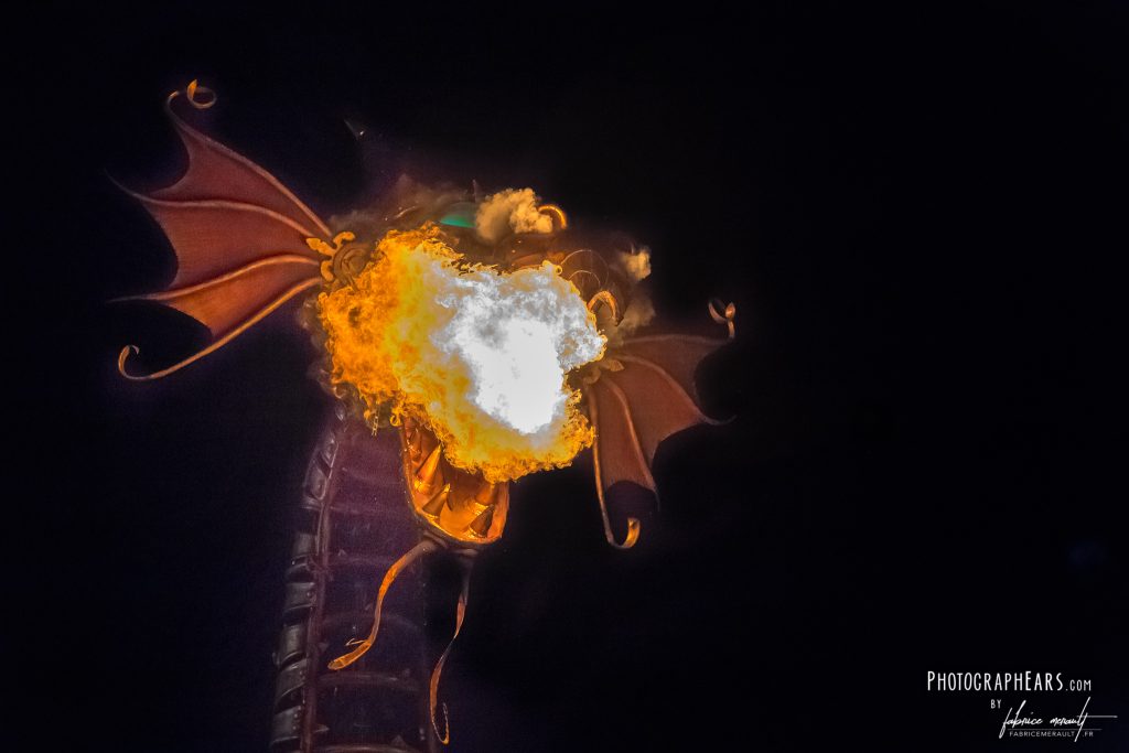 Parade - Disneyland Paris Halloween Party 2018 - Dragon Maléfique crache du feu