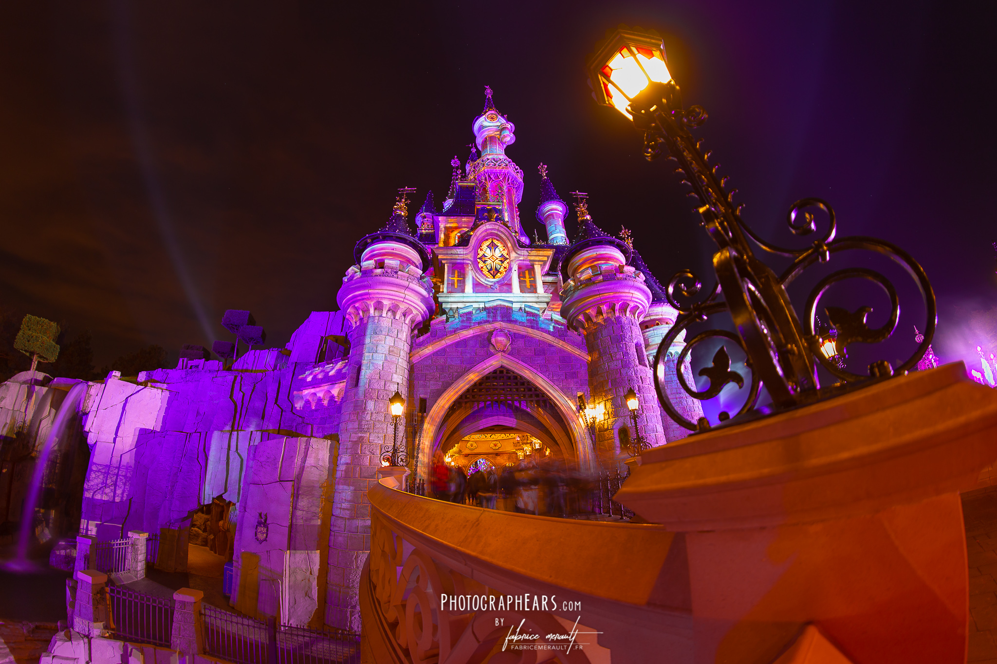 Sur le pont du Château de la Belle au Bois Dormant - Disneyland Halloween Party 2018