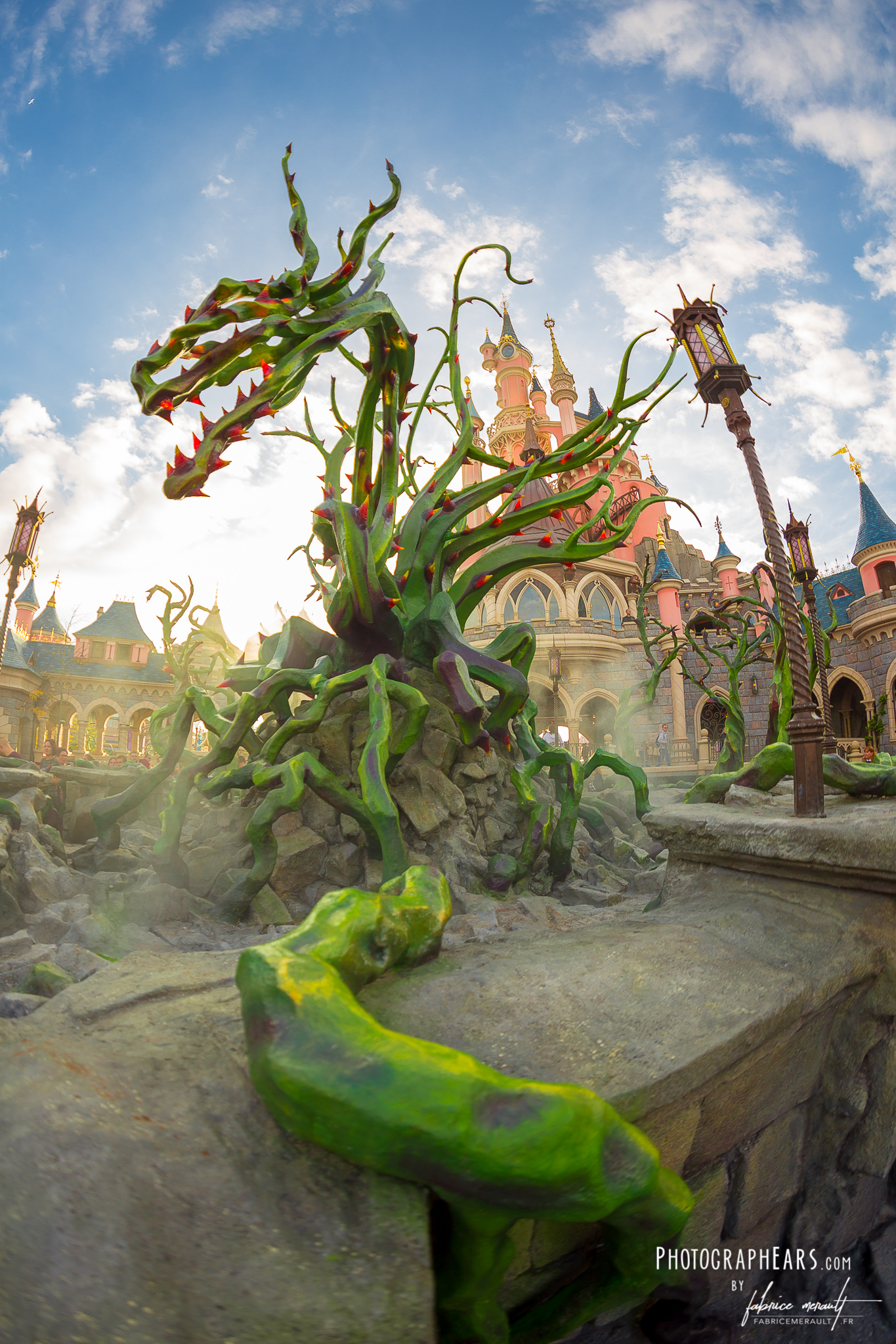 Disneyland Paris Halloween Festival 2018 - Dragon maléfique en ronces autour du château de la Belle au Bois Dormant