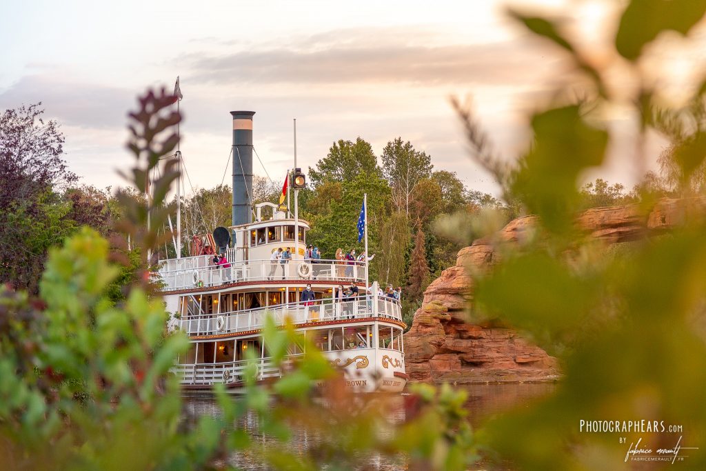 La Molly Brown, au couché du soleil, avec ses derniers passagers