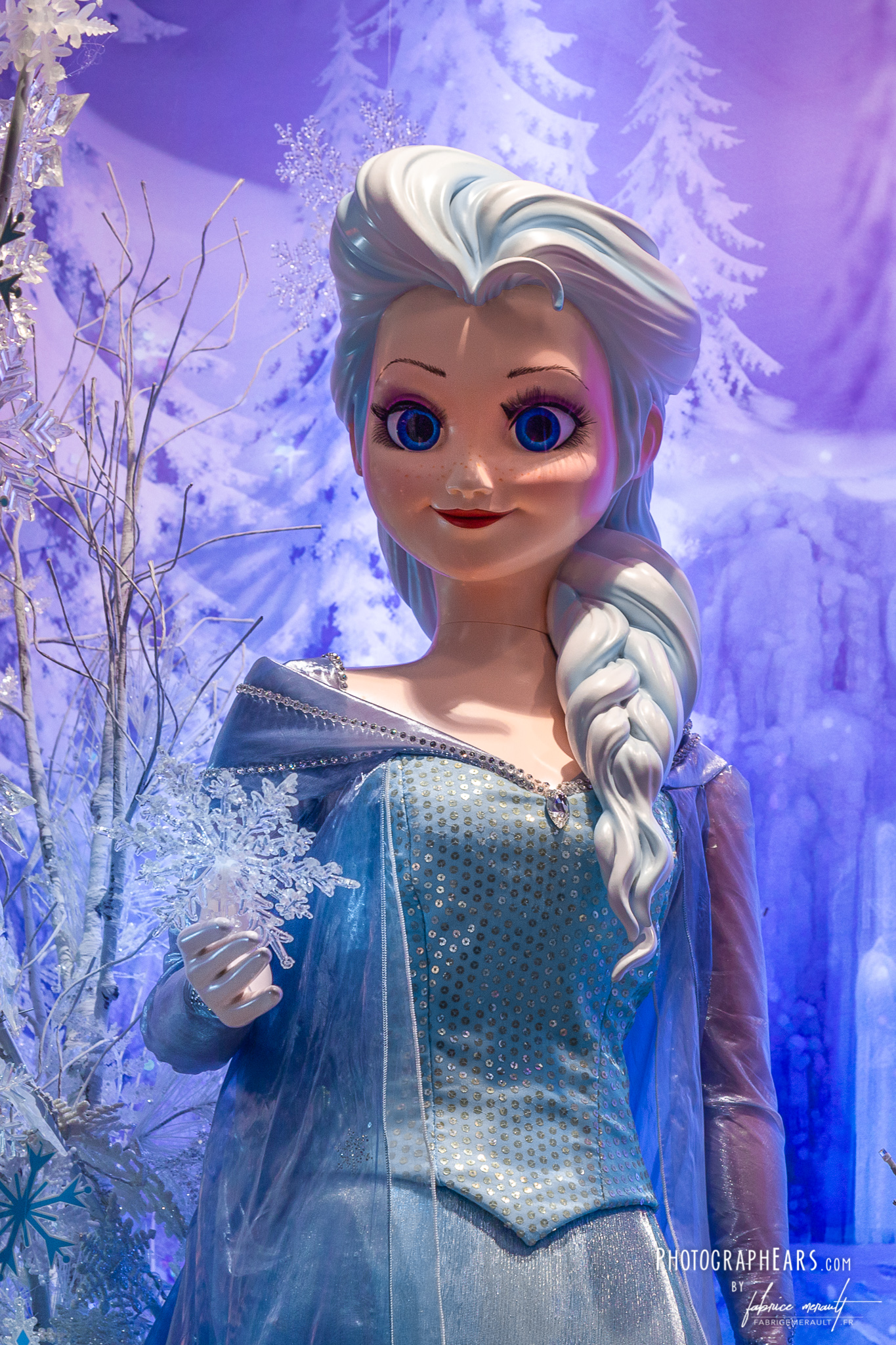 Elsa dans les vitrines de Disneyland Paris