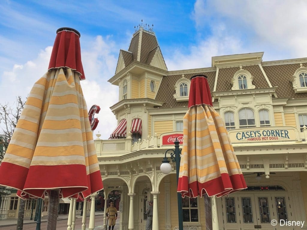 Casey’s Corner - De jolis parasols sur les terrases des restaurants de Main Street USA
