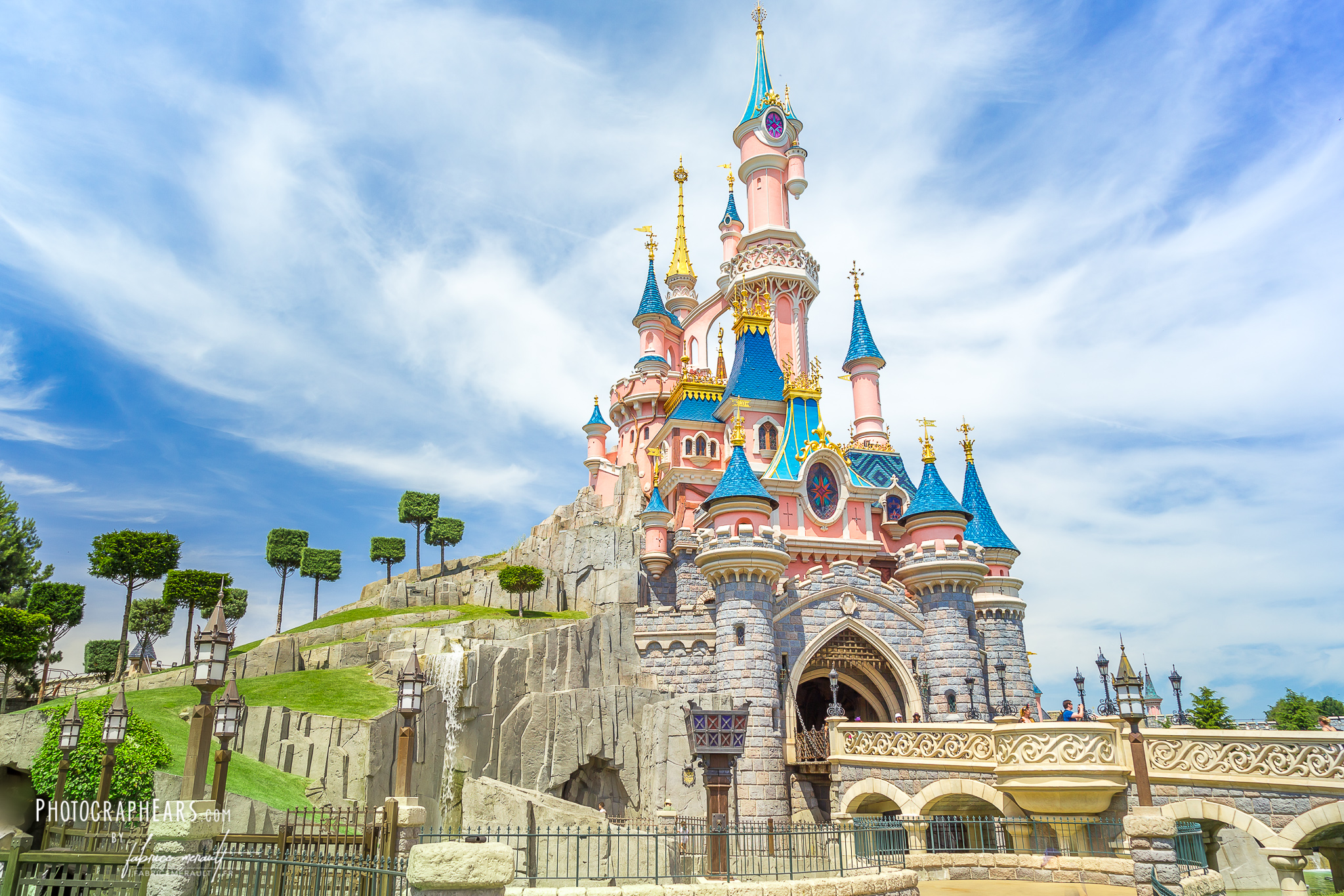 Espérant la réouverture 2021 de Disneyland Paris, en juin, ou juillet, la Belle au Bois Dormant attend patiemment dans son château