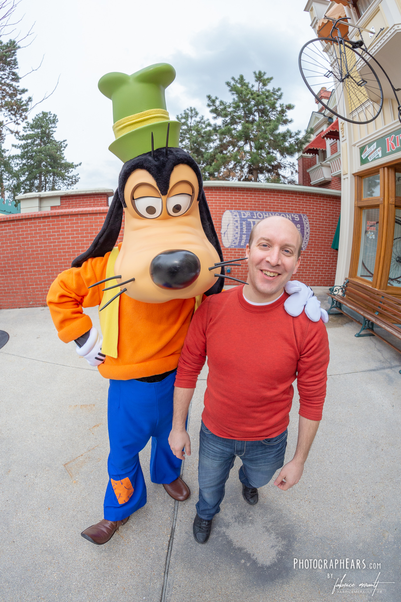 Avec Dingo / Goofy, sur la photolocation devant "Ribbons & Bows Hat Shop"