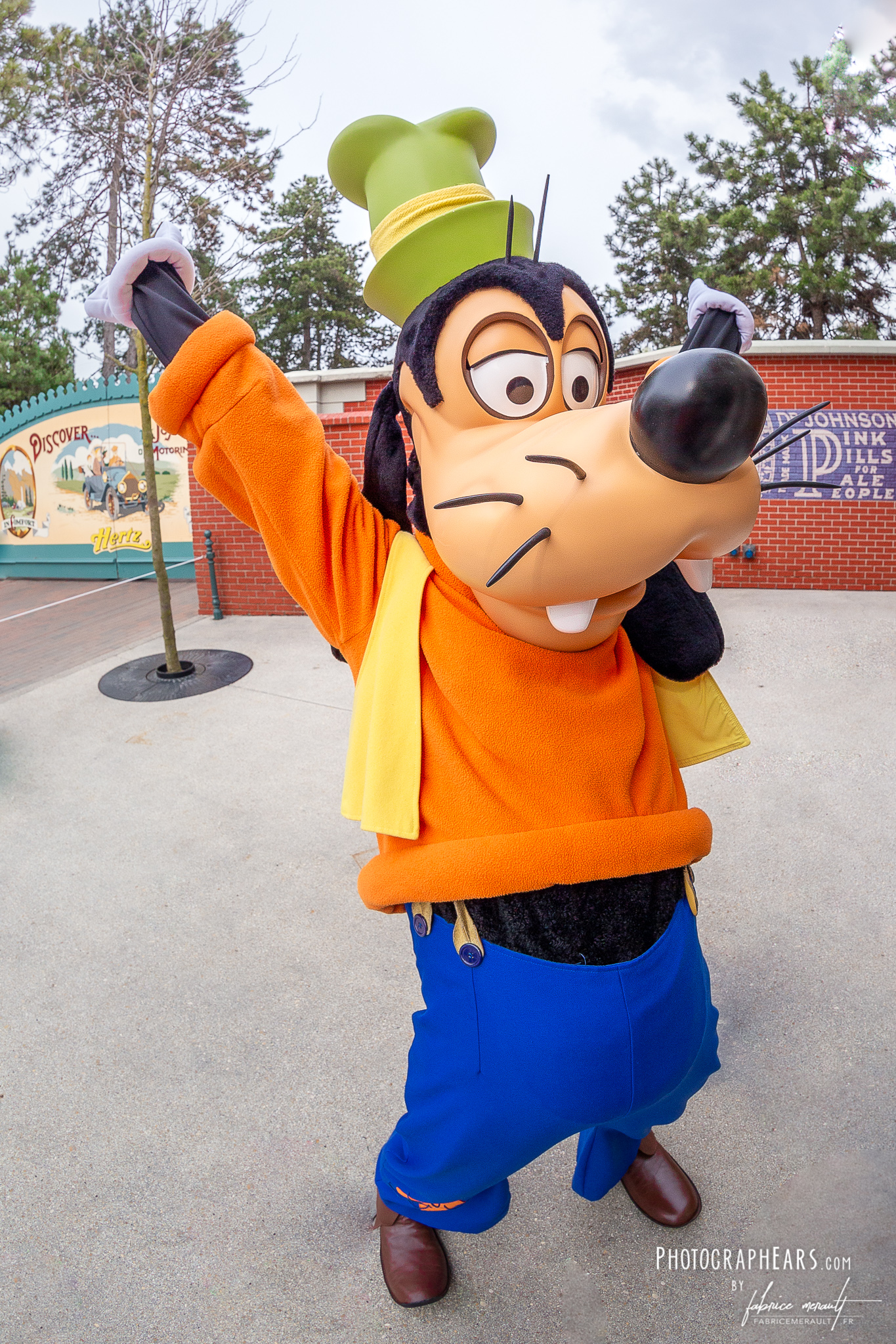 Dingo / Goofy, sur la photolocation devant "Ribbons & Bows Hat Shop"