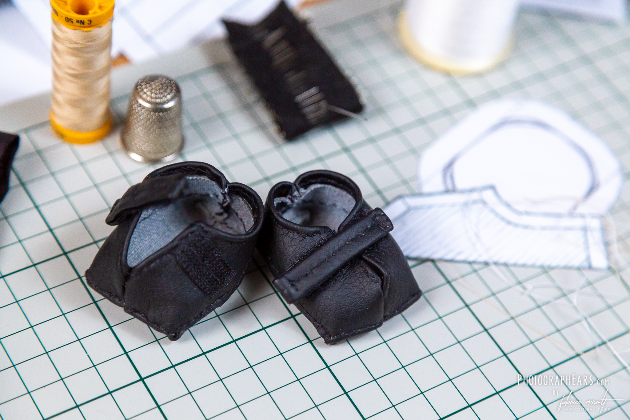 Mickey nuiMOs, les chaussures noires du costume de Cast Member photographe PhotoPass de Disneyland Paris