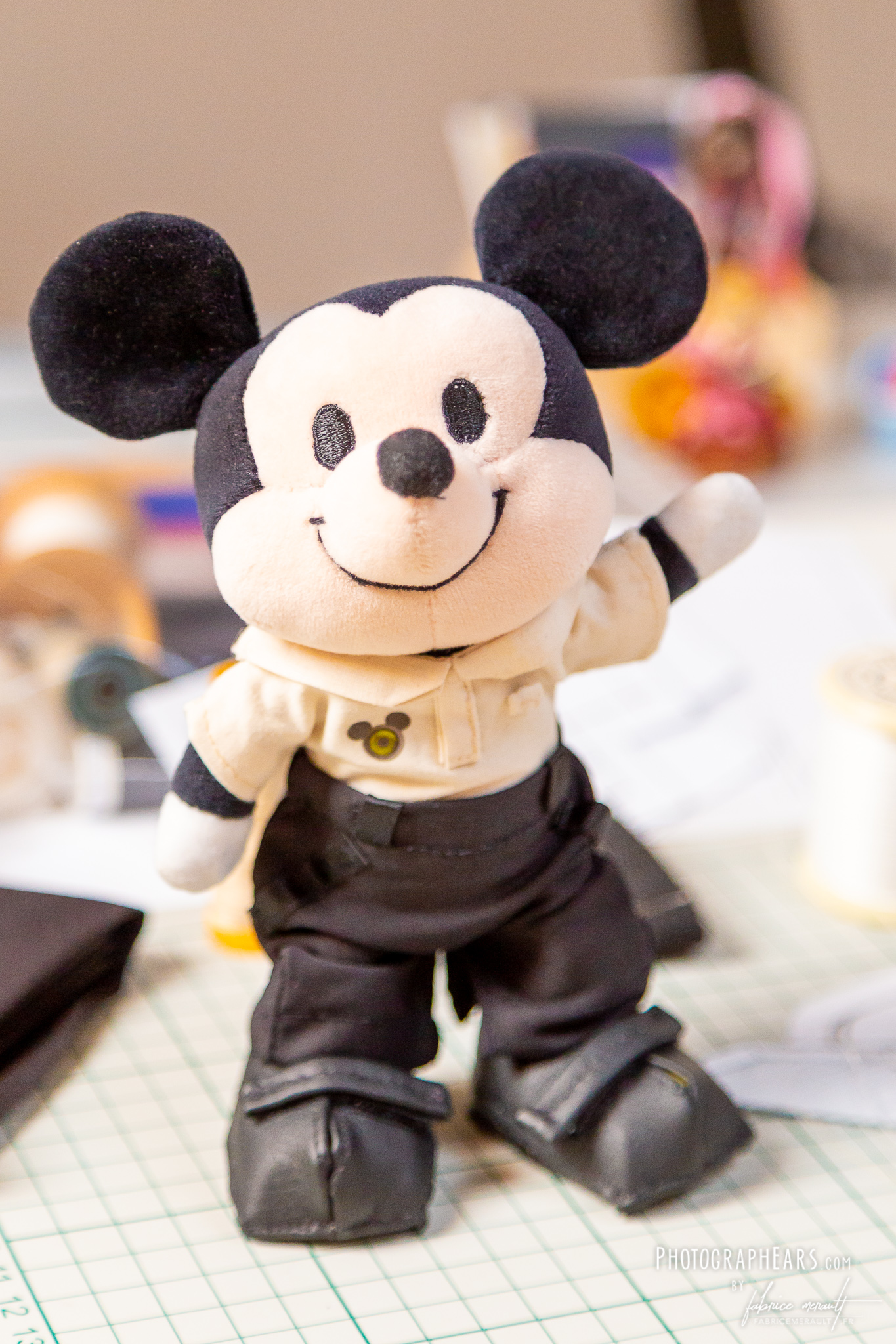 Mickey nuiMOs avec son costume de Cast Member photographe PhotoPass de Disneyland Paris