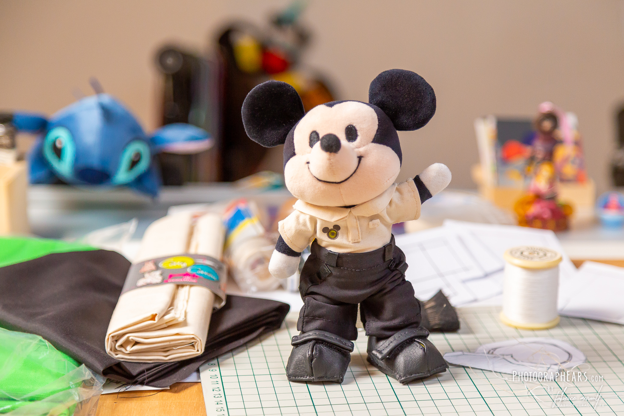 Mickey nuiMOs avec son costume de Cast Member photographe PhotoPass de Disneyland Paris