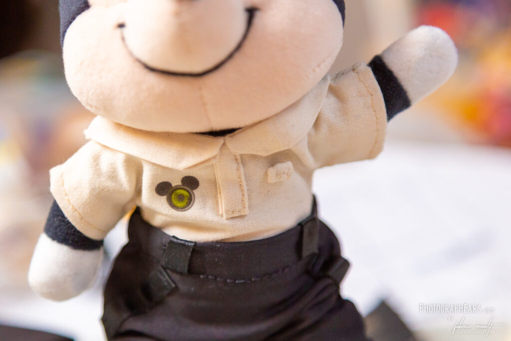 Mickey nuiMOs, le polo beige du costume de Cast Member photographe PhotoPass de Disneyland Paris