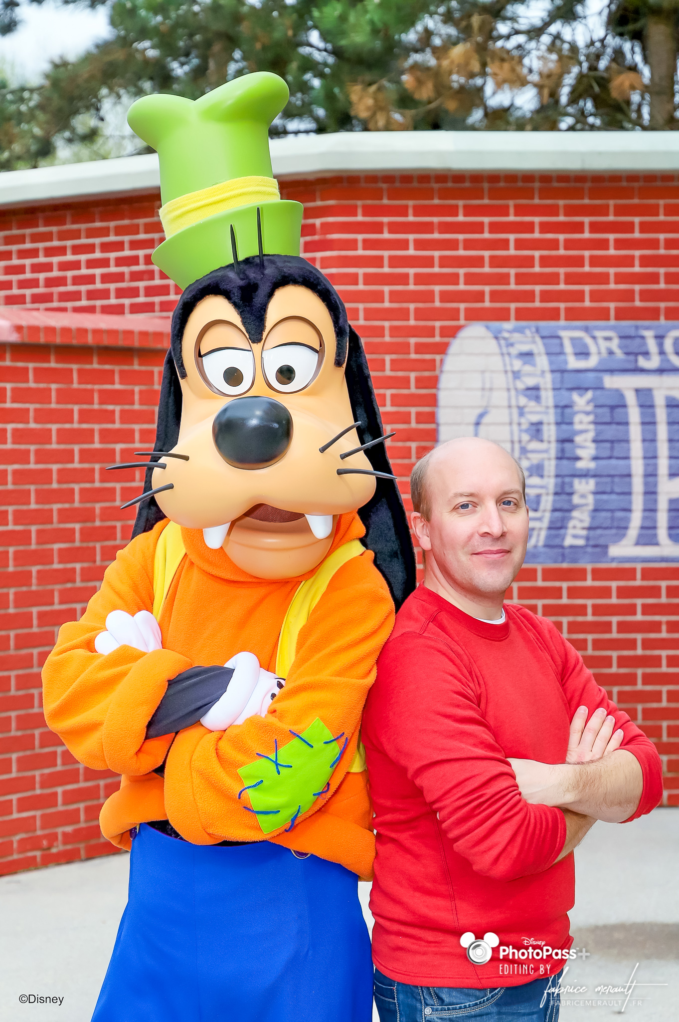 Photo PhotoPass avec Dingo / Goofy, sur la photolocation devant "Ribbons & Bows Hat Shop"