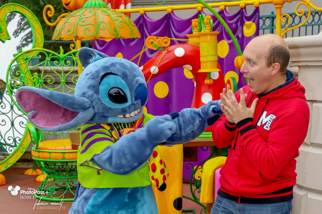 Stitch sur sa photolocation lors de la saison Halloween 2019 à Disneyland Paris